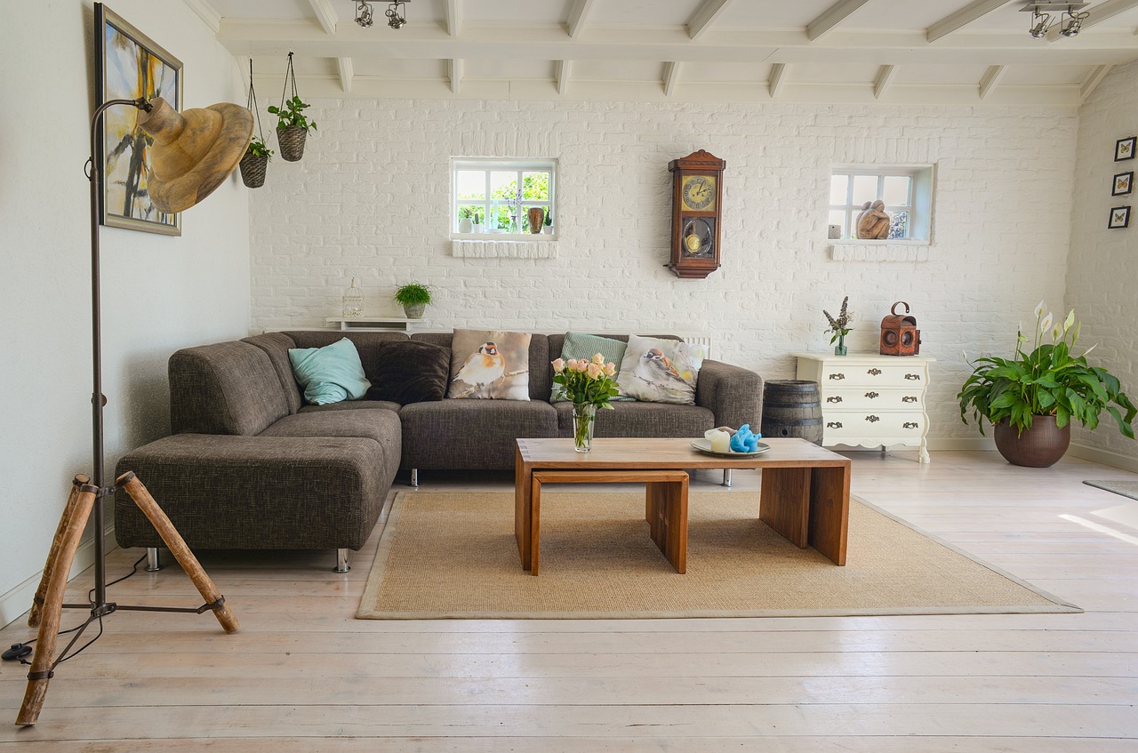 Duurzame houten picknicktafel met biocomposiet details.