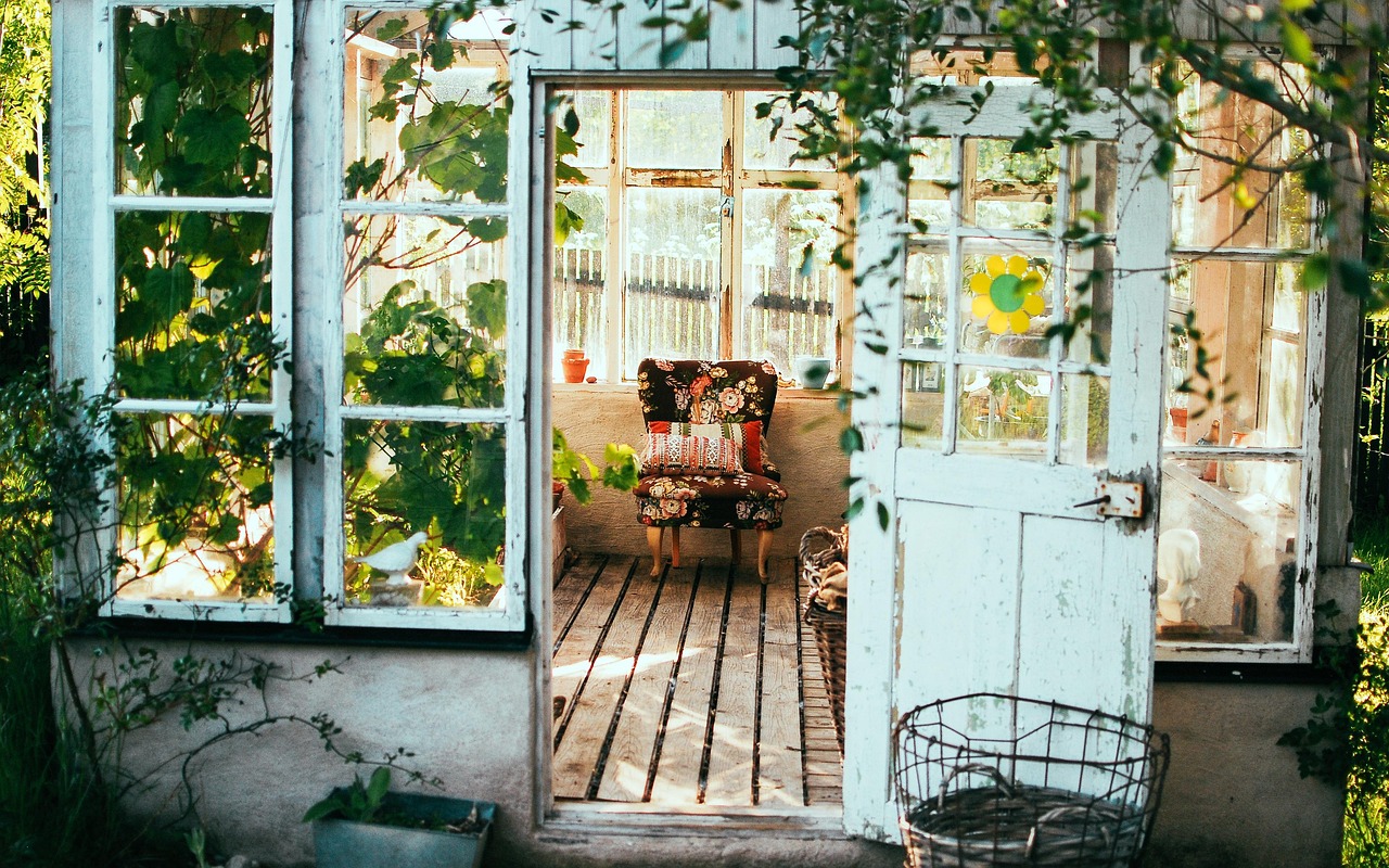 Vintage metalen tuinstoelen in groene tuin. Vintage metalen tuinstoelen in groene tuin.