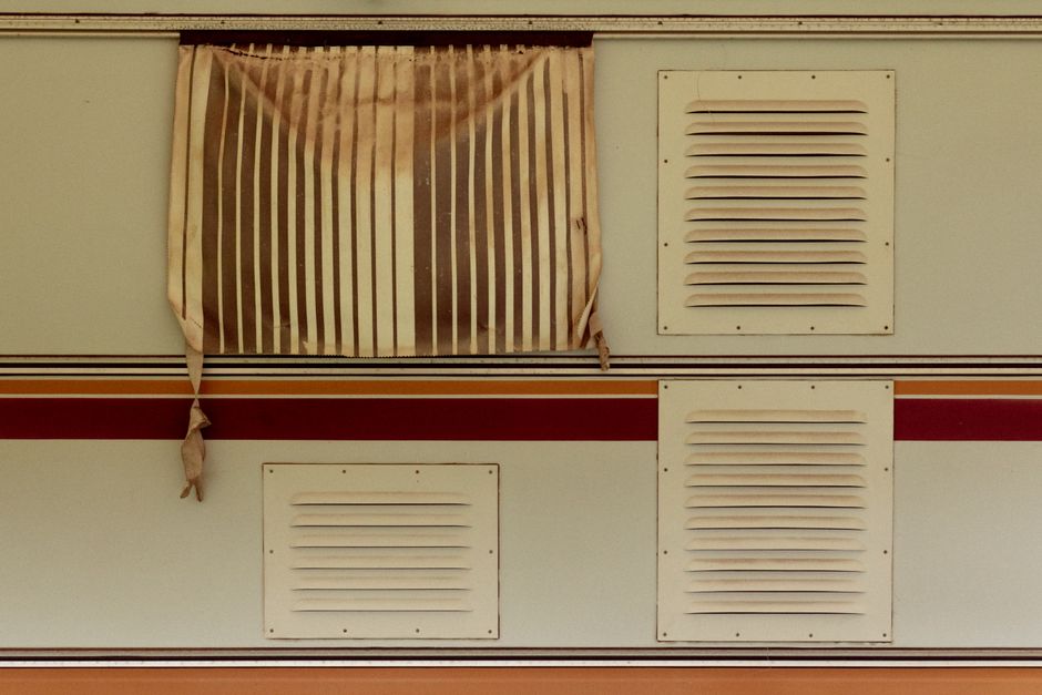 Caravaninterieur met bohemian stijl gordijnen.