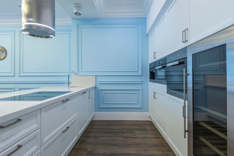 Pastelblauwe accessoires verlevendigen zomerse keuken. Pastelblauwe accessoires verlevendigen zomerse keuken.