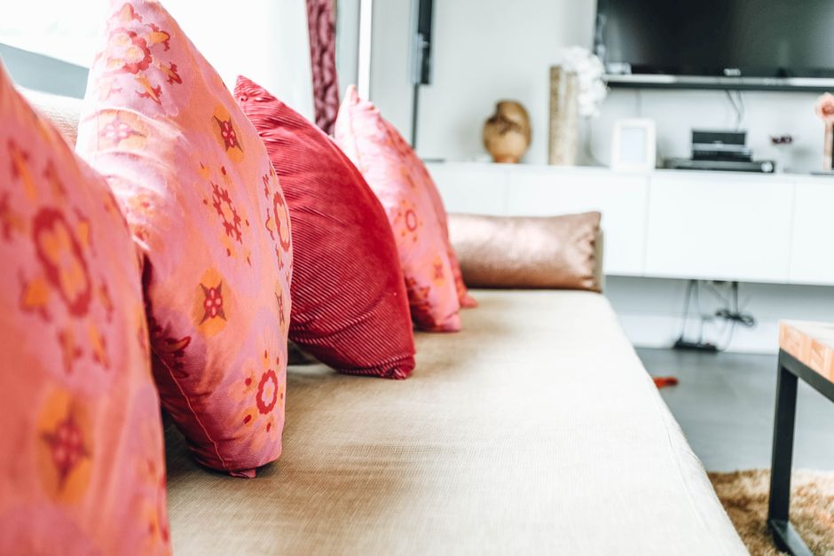 Pastelkleurige kussens harmonieus op een moderne sofa