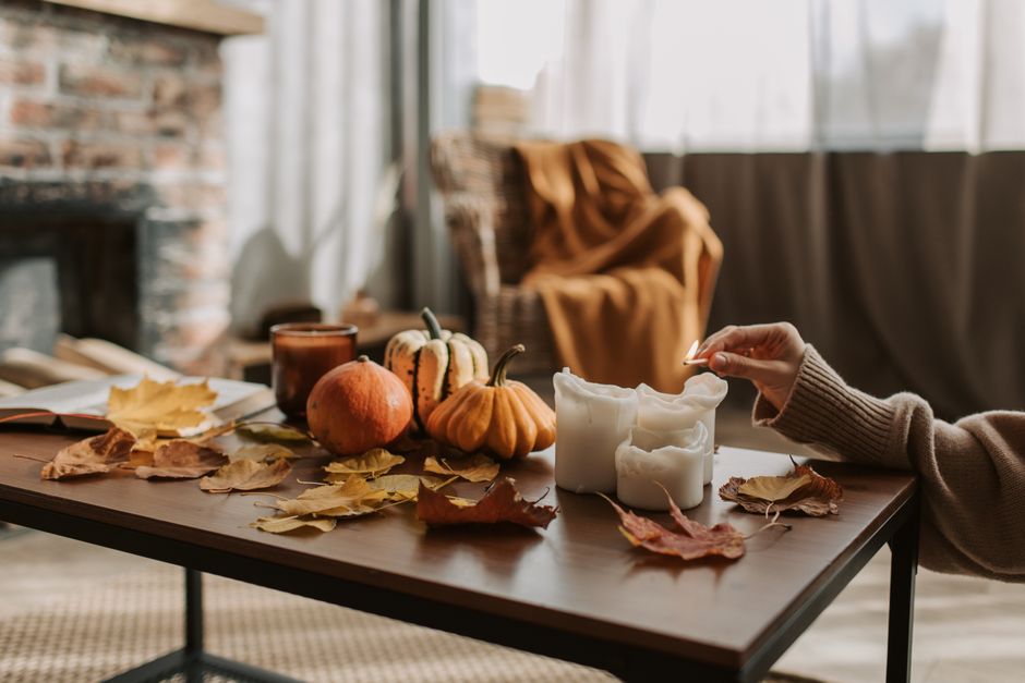 Bessenkrans met herfstbladeren aan voordeur. Bessenkrans met herfstbladeren aan voordeur.