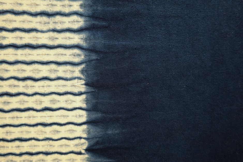 Moderne textielkunst als wanddecoratie in woonkamer.