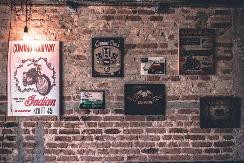 Stijlvolle leeshoek met kleurrijke motorposters. Stijlvolle leeshoek met kleurrijke motorposters.