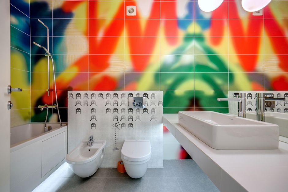 Hedendaagse poppy-kunst siert wit toilet. Hedendaagse poppy-kunst siert wit toilet.