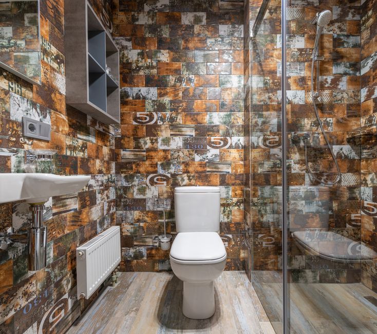 Artistieke toilettransformatie met kleurrijke bloemen. Artistieke toilettransformatie met kleurrijke bloemen.