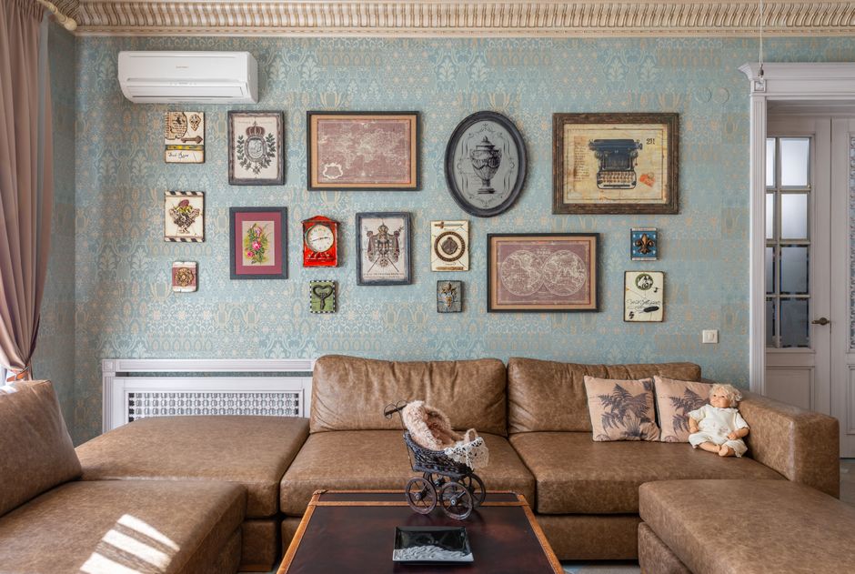 Eclectische muurdesigns met diverse materialen mix.
